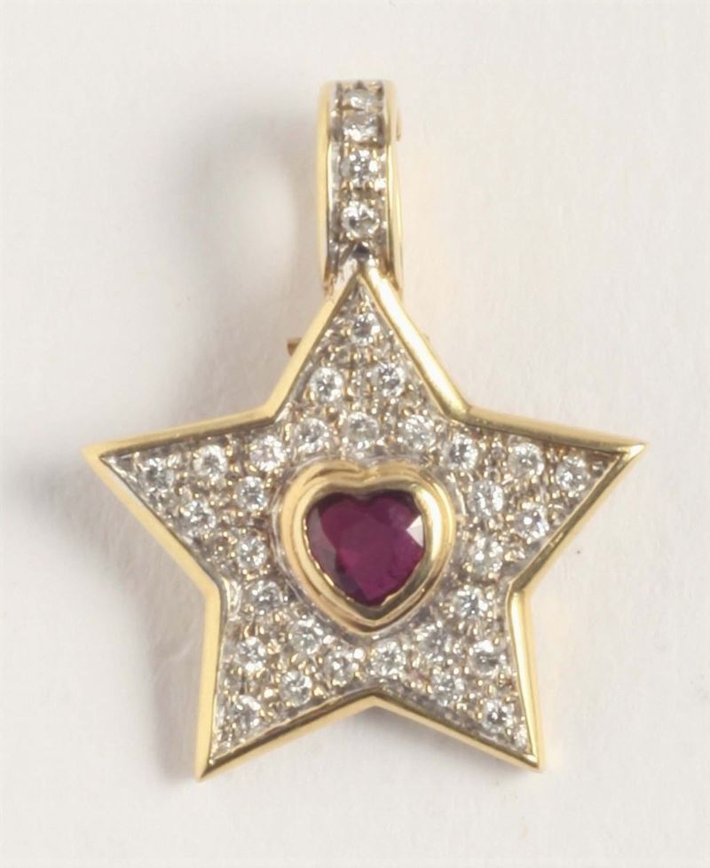 Pendente a stella con rubino taglio cuore e diamanti  - Asta Argenti e Gioielli Antichi e Contemporanei - Cambi Casa d'Aste