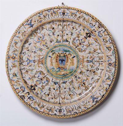 Piatto da Parata in Maiolica Decorato con Grottesche, XIX/XX Secolo