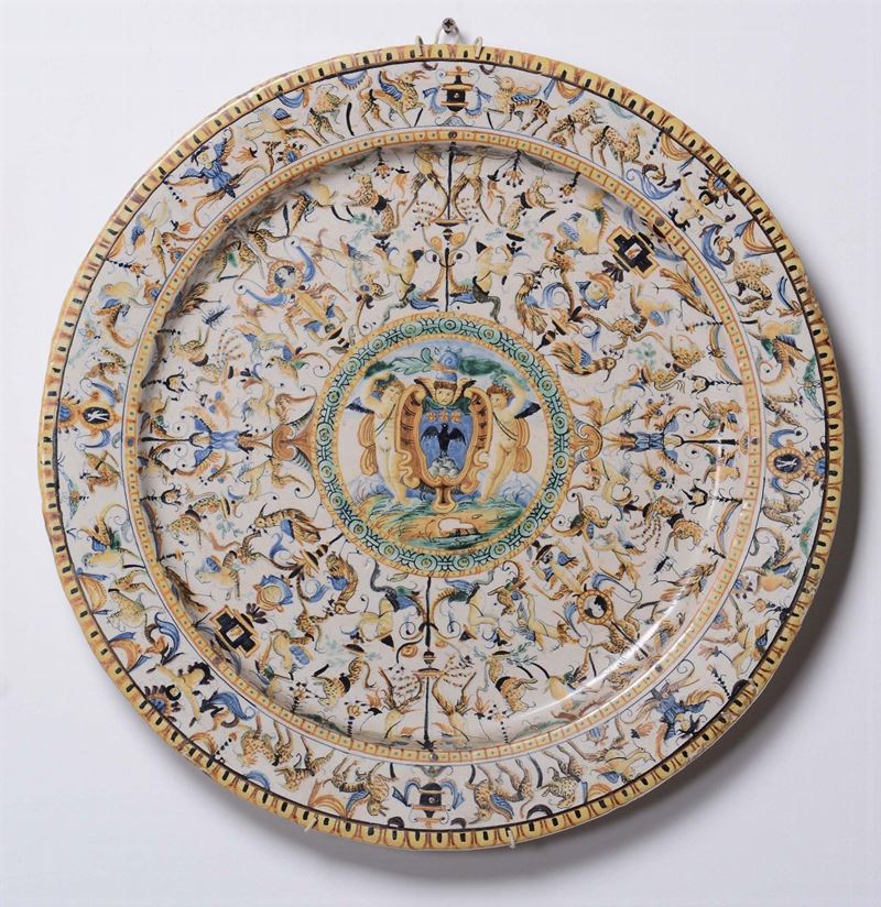 Piatto da parata in maiolica decorato con grottesche, XIX/XX secolo  - Auction Italian Majolica from 16th to 18th Century - Cambi Casa d'Aste