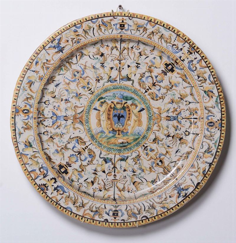 Piatto da parata in maiolica decorato con grottesche, XIX/XX secolo  - Asta Maioliche Italiane dal XVI al XVIII Secolo - Cambi Casa d'Aste