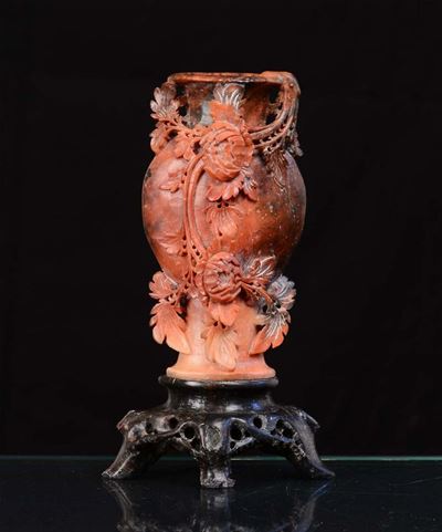 Vaso in Pietra Scolpita con Decoro Floreale a Rilievo, Cina XX Secolo