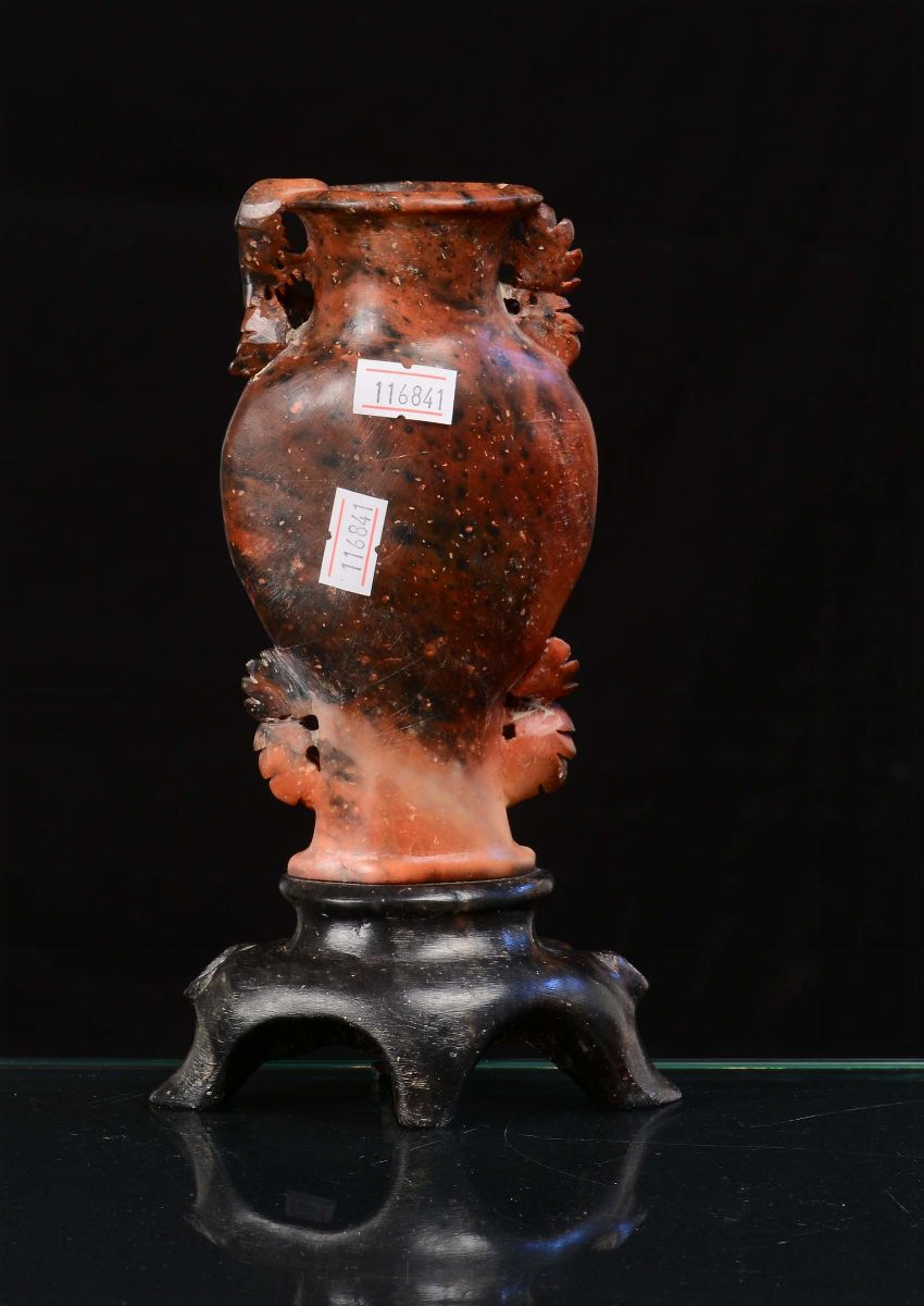 Vaso in Pietra Scolpita con Decoro Floreale a Rilievo, Cina XX Secolo