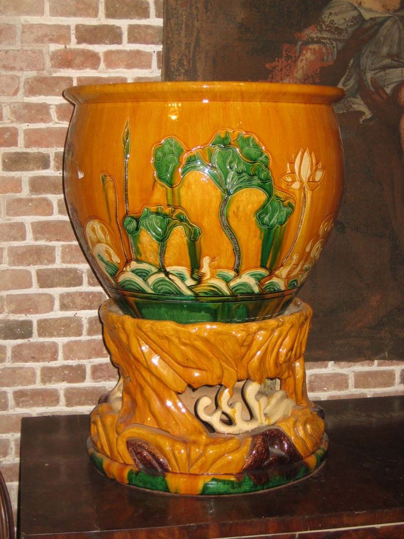 Cache-pot con alzata in terracotta policroma e decorazioni floreali, Cina XX secolo  - Auction OnLine Auction 7-2013 - Cambi Casa d'Aste