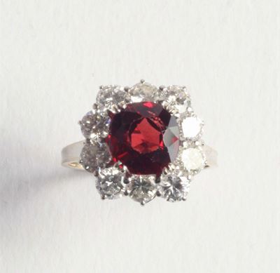 Anello con Spinello e Diamanti a Contorno