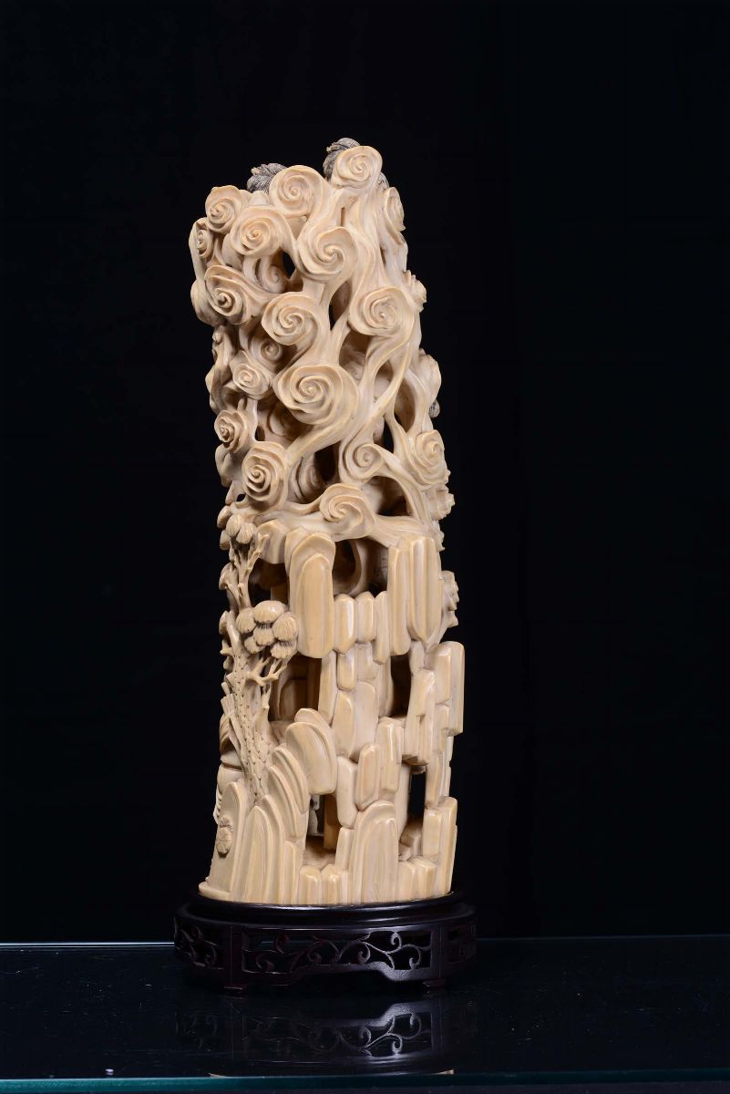 Gruppo in Avorio Scolpito con Albero della Vita e Personaggi, Cina, Dinastia Qing, Fine XIX Secol...