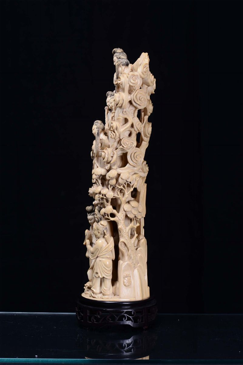 Gruppo in Avorio Scolpito con Albero della Vita e Personaggi, Cina, Dinastia Qing, Fine XIX Secol...