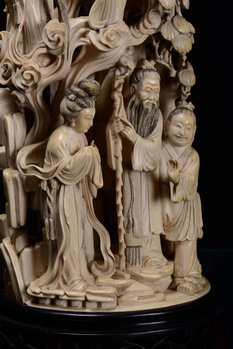 Gruppo in Avorio Scolpito con Albero della Vita e Personaggi, Cina, Dinastia Qing, Fine XIX Secol...
