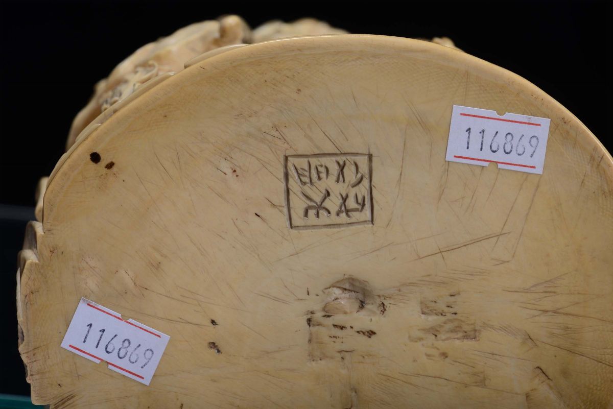Gruppo in Avorio Scolpito con Albero della Vita e Personaggi, Cina, Dinastia Qing, Fine XIX Secol...