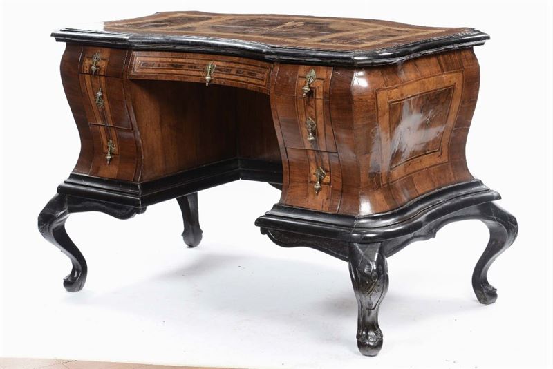 Scrivania da centro, Lombardia XVIII secolo  - Asta Arredi e Oggetti d'Arte da Importanti Collezioni Private - Cambi Casa d'Aste