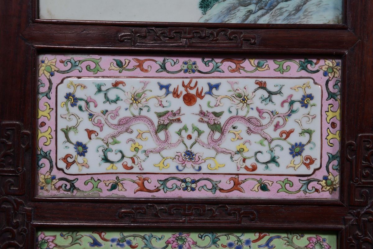 Importante Paravento a Dodici Ante in Legno di Homu e Sessantaquattro Placche in Porcellana Polic...