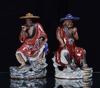 Coppia di Sculturine in Porcellana Policroma Raffiguranti Personaggi, Cina XX Secolo