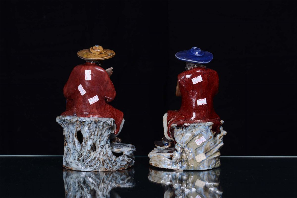 Coppia di Sculturine in Porcellana Policroma Raffiguranti Personaggi, Cina XX Secolo