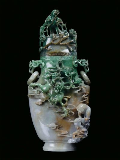 Grande ed Importante Vaso in Giadeite Color Smeraldo e Lavanda Scolpito con Figure Zoomorfe in Su...