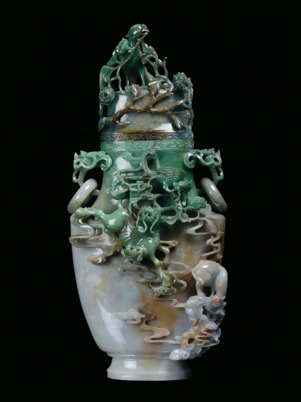 Grande ed importante vaso in giadeite color smeraldo e lavanda scolpito con figure zoomorfe in superficie, Cina, Dinastia Qing, fine XIX secolo