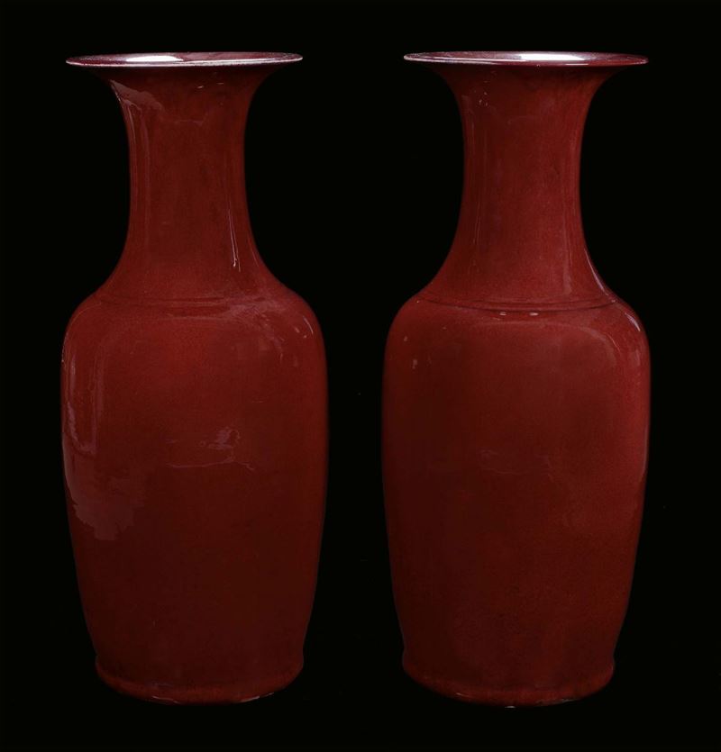 Coppia di vasi in porcellana monocroma  sangue di bue, Cina, Dinastia Qing, fine del XIX secolo  - Asta Fine Chinese Works of Art - Cambi Casa d'Aste