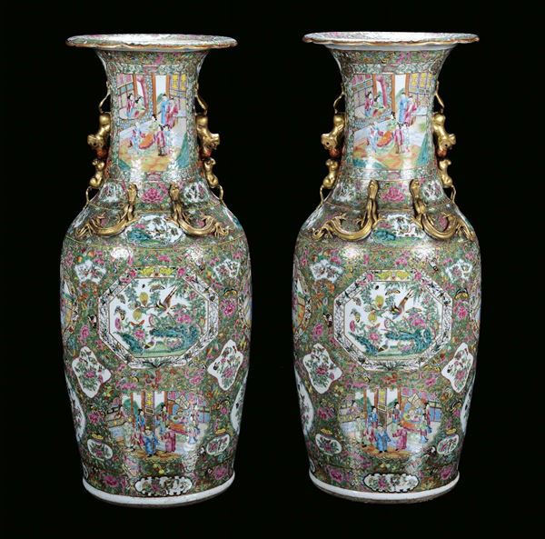 A pair of polychrome porcelain Famille Rose vases, China, Canton, Qing Dynasty, 19th century Decoration with landscapes and everyday life scenes
