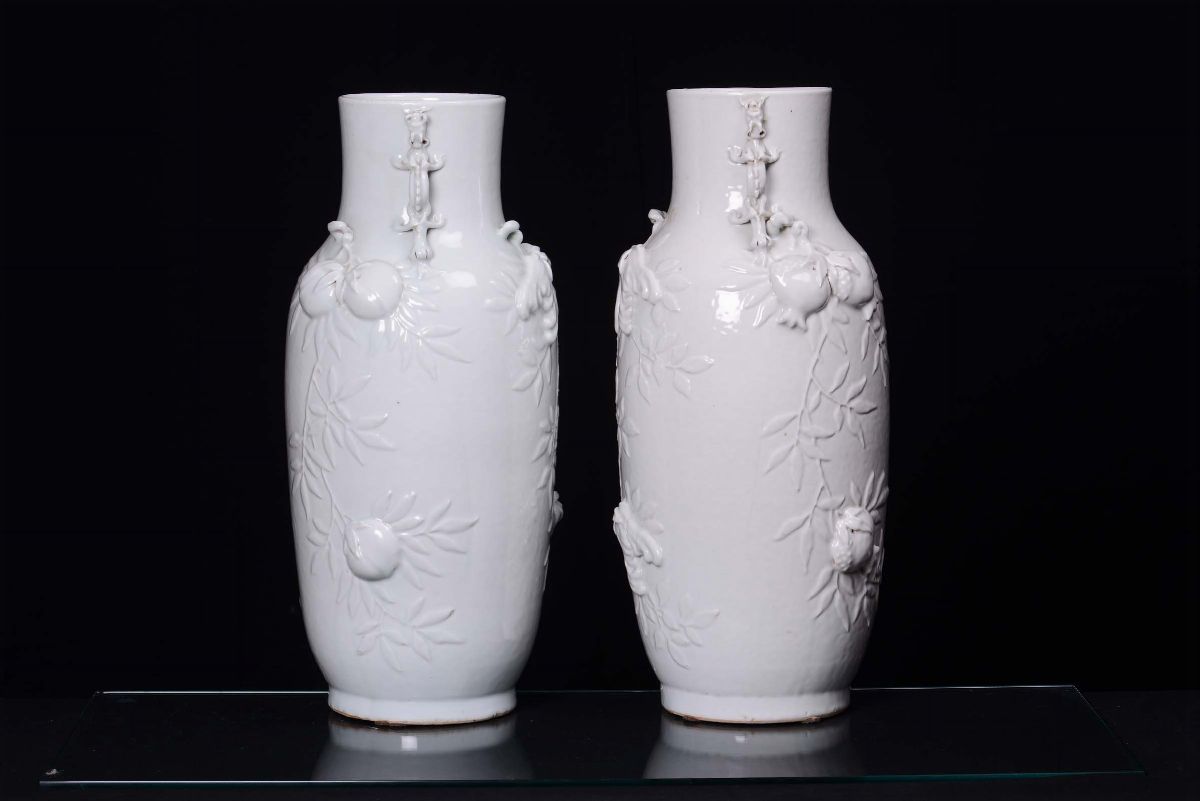 Coppia di Vasi in Porcellana Blanc De Chine, Cina, Dinastia Qing, XIX Secolo