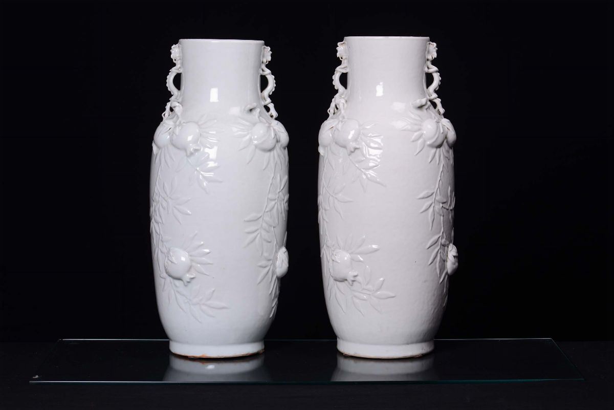 Coppia di Vasi in Porcellana Blanc De Chine, Cina, Dinastia Qing, XIX Secolo