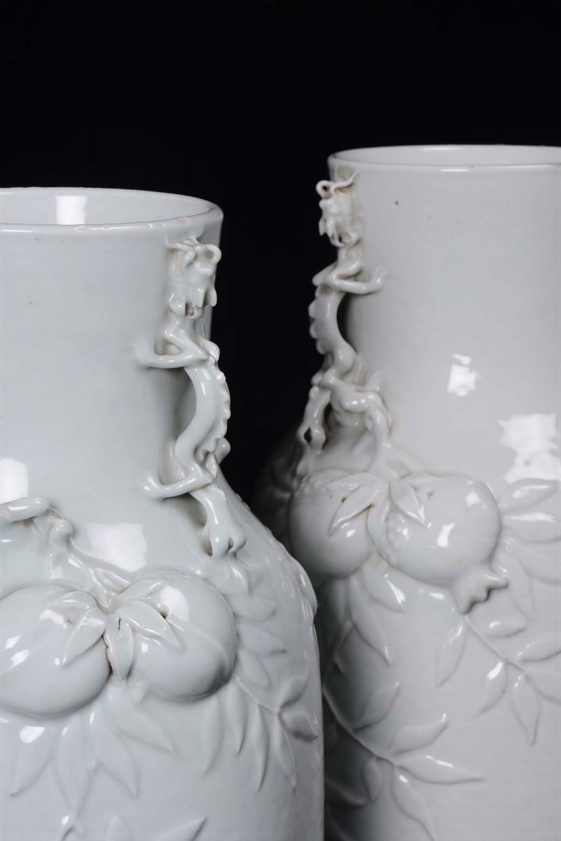 Coppia di Vasi in Porcellana Blanc De Chine, Cina, Dinastia Qing, XIX Secolo