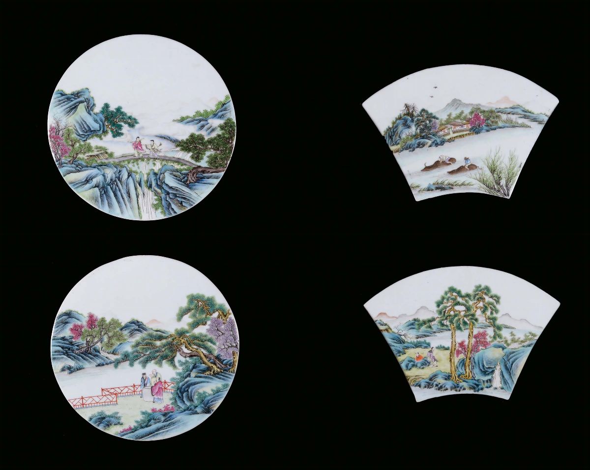 Serie di Otto Placche in Porcellana Policroma con Personaggi, Cina, Dinastia Qing, XIX Secolo