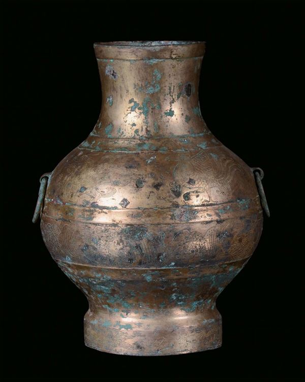 Vaso in bronzo dorato inciso con draghi e fenici, Cina, Dinastia Han, III secolo