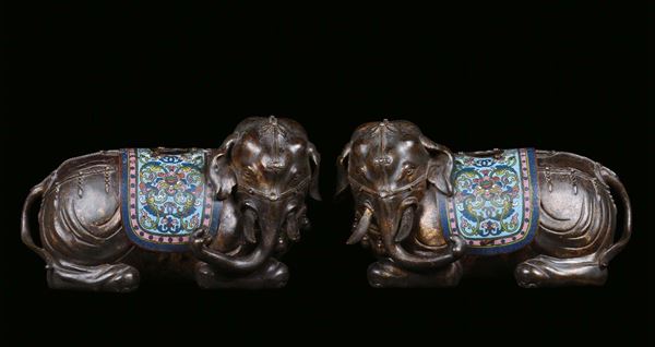 Coppia di elefanti in bronzo e smalti cloisonné, Cina, Dinastia Qing, XIX secolo