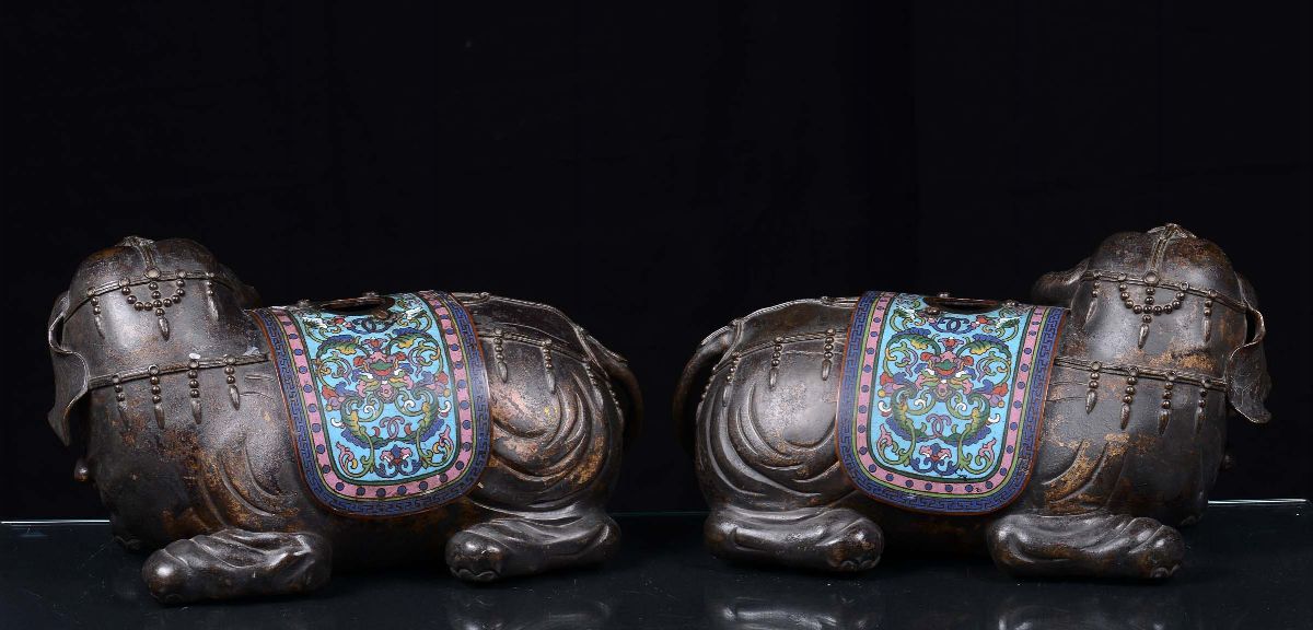 Coppia di Elefanti in Bronzo e Smalti Cloisonné, Cina, Dinastia Qing, XIX Secolo