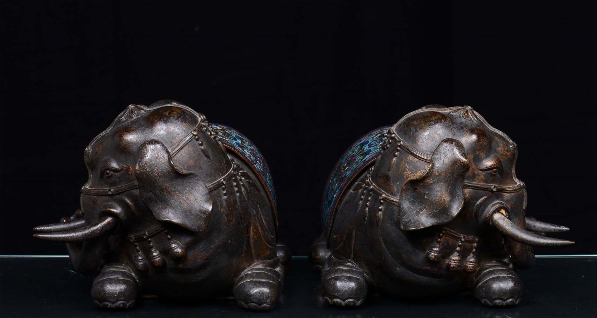 Coppia di Elefanti in Bronzo e Smalti Cloisonné, Cina, Dinastia Qing, XIX Secolo
