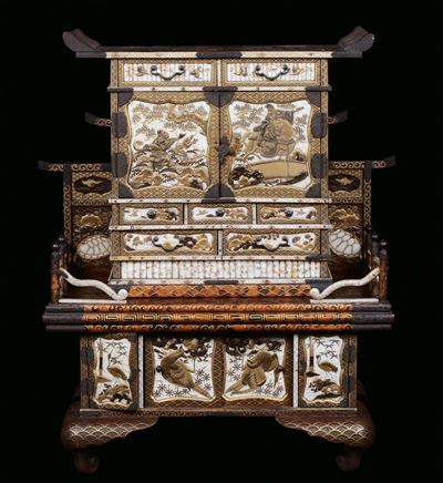 Stipo in Lacca e Avorio Finemente Decorato con Paesaggi e Personaggi, Giappone, Epoca Meji, Fine ...