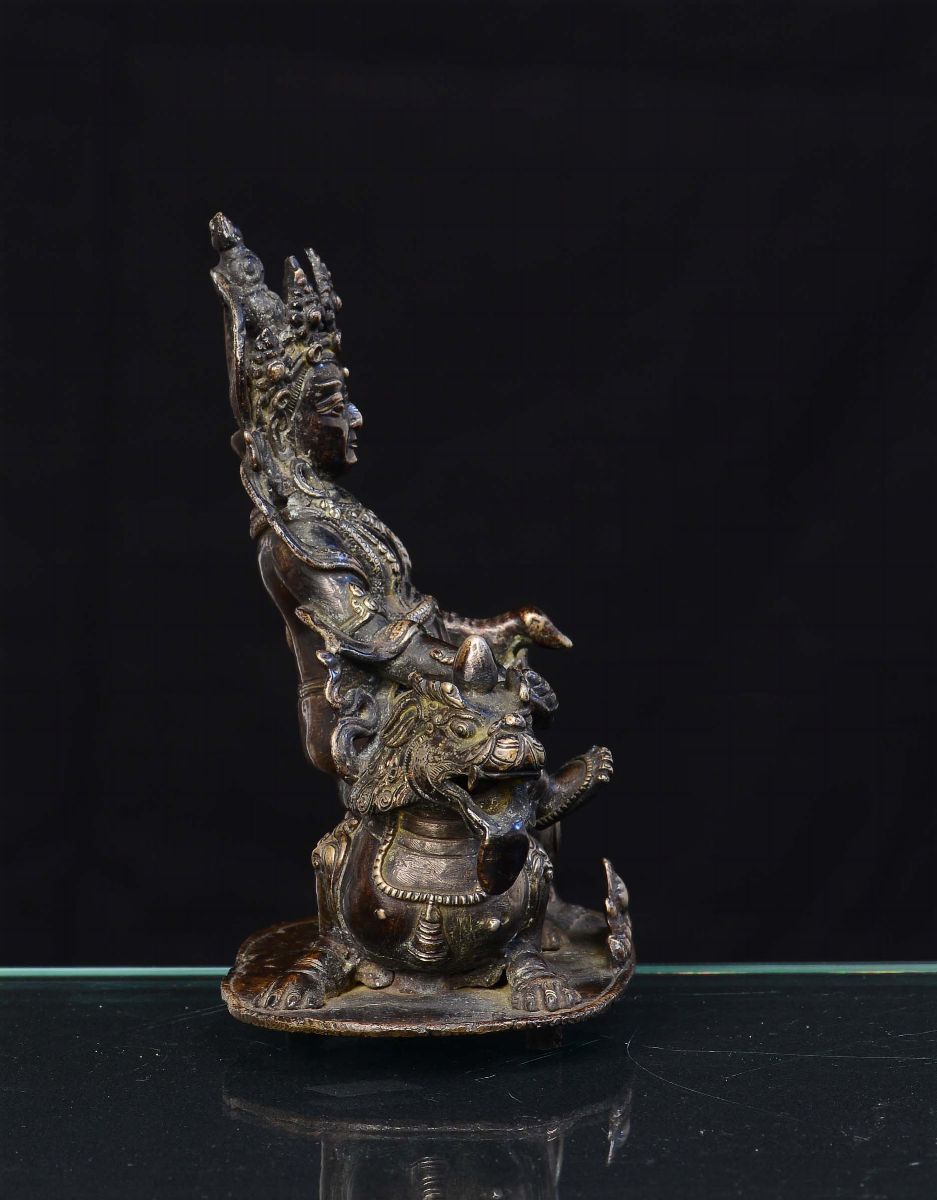 Scultura in Bronzo Argentato Raffigurante Divinità su Drago, Nepal XIX Secolo