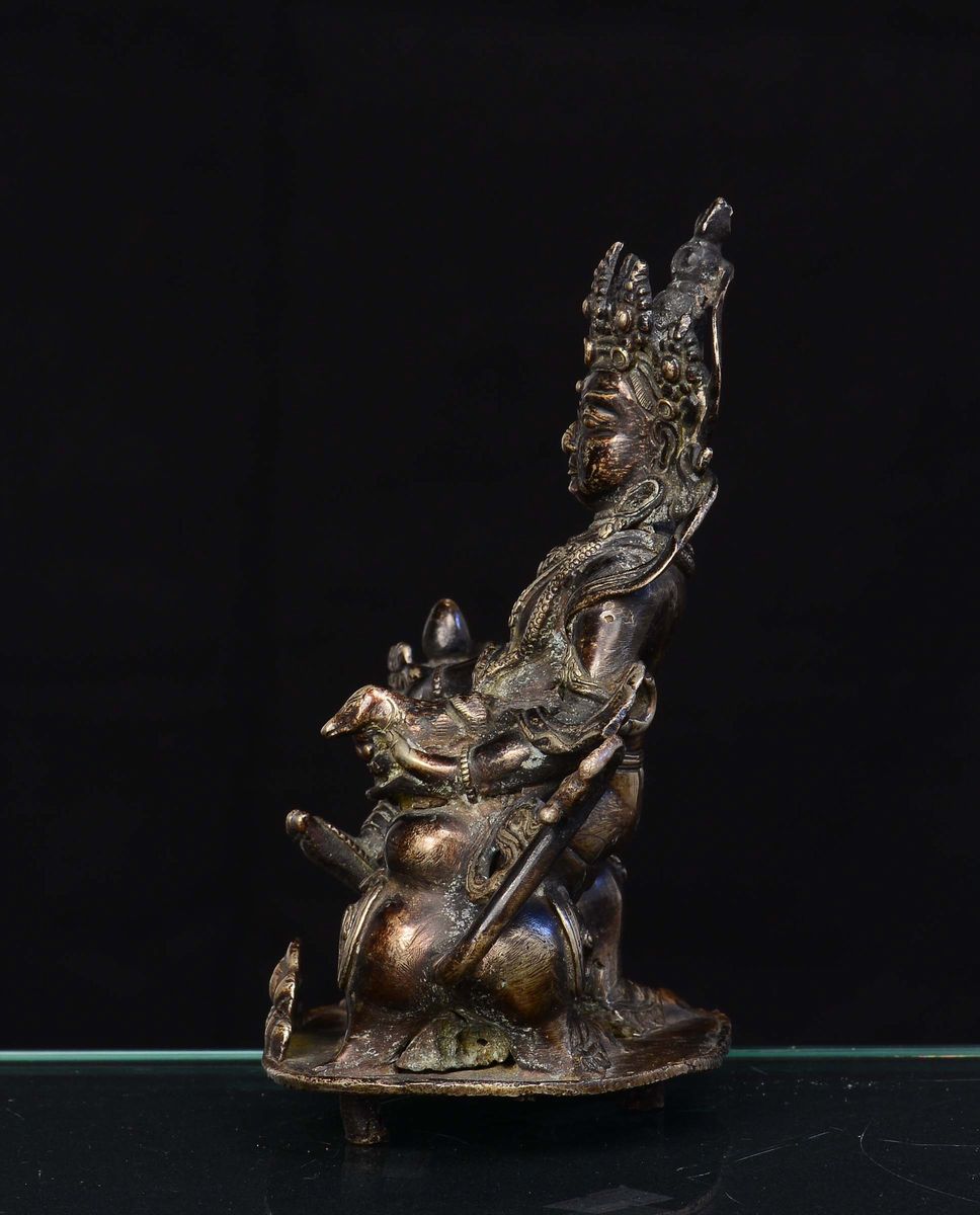 Scultura in Bronzo Argentato Raffigurante Divinità su Drago, Nepal XIX Secolo