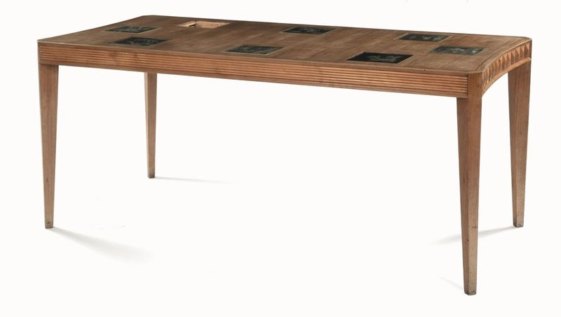 Tavolo in legno con piastrelle. Una formella mancante.  - Auction Design - Cambi Casa d'Aste