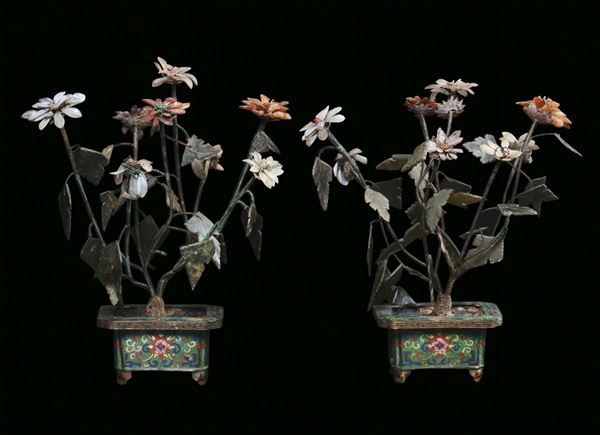 Coppia di vasetti cloisonnè con fiori in giada e pietre dure, Cina, Dinastia Qing, XX secolo