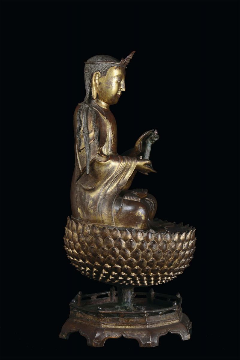 Grande ed Importante Buddha in Bronzo Dorato su Fiore di Loto, Cina, Dinastia Ming, XVII Secolo