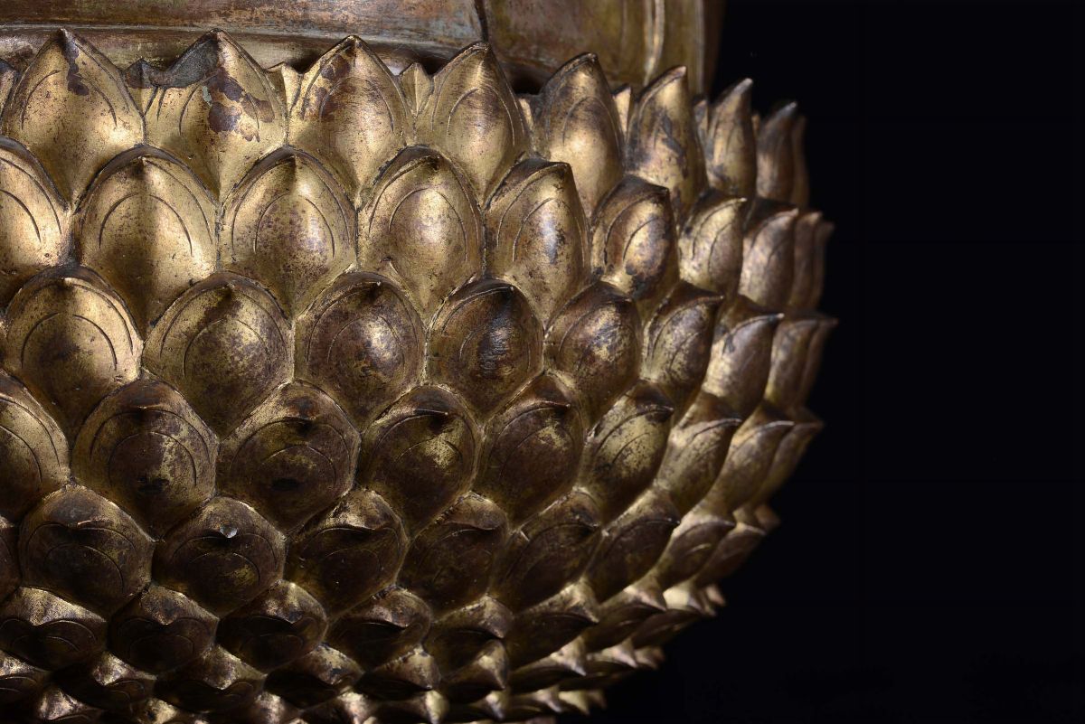 Grande ed Importante Buddha in Bronzo Dorato su Fiore di Loto, Cina, Dinastia Ming, XVII Secolo