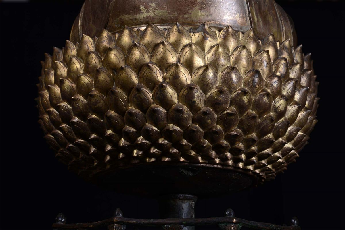 Grande ed Importante Buddha in Bronzo Dorato su Fiore di Loto, Cina, Dinastia Ming, XVII Secolo