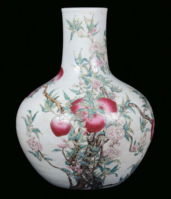 Grande vaso in porcellana policroma con pesche, Cina, Dinastia Qing, XIX secolo