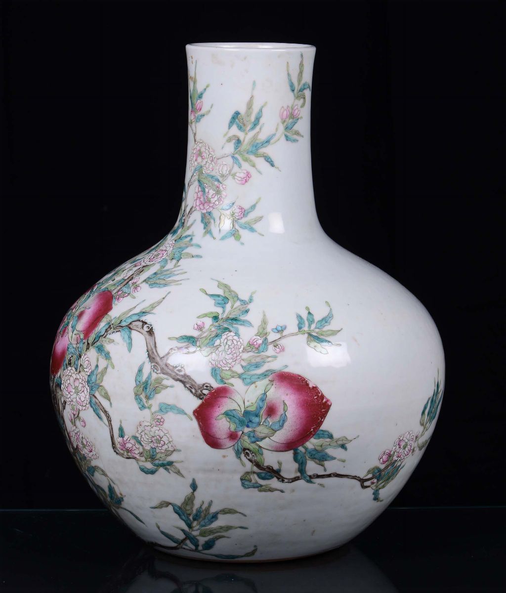 Grande Vaso in Porcellana Policroma con Pesche, Cina, Dinastia Qing, XIX Secolo