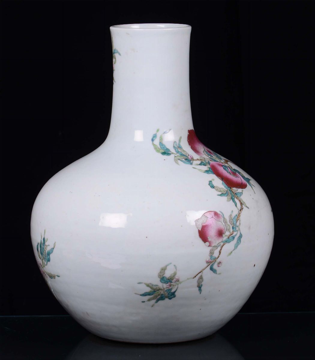 Grande Vaso in Porcellana Policroma con Pesche, Cina, Dinastia Qing, XIX Secolo