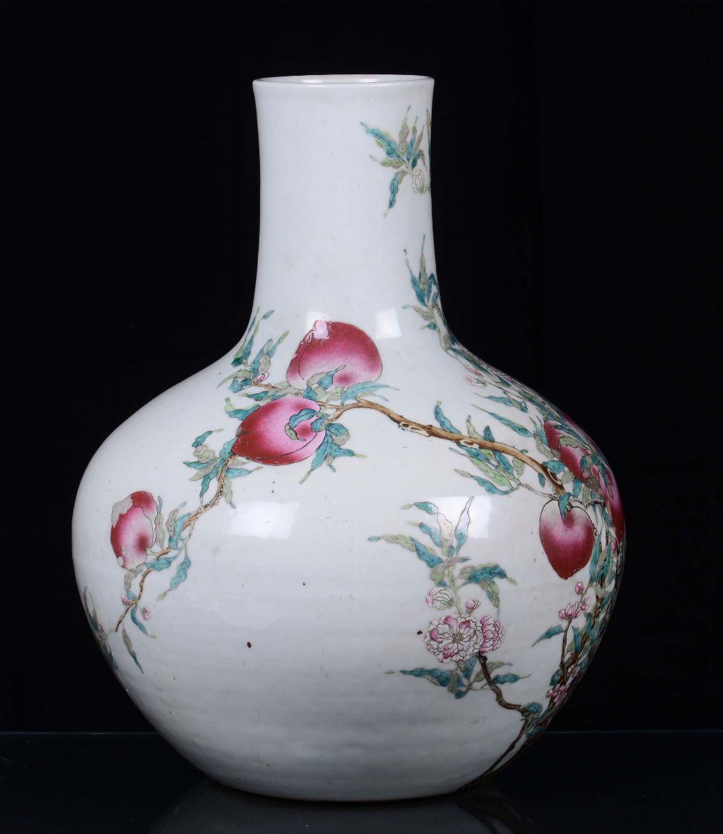 Grande Vaso in Porcellana Policroma con Pesche, Cina, Dinastia Qing, XIX Secolo
