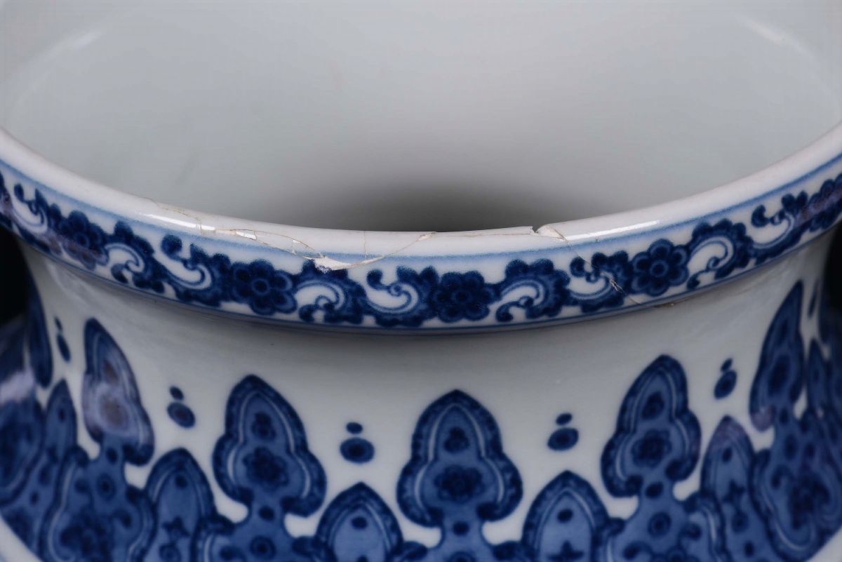 Vaso in Porcellana Bianca e Blu, Cina, Dinastia Qing, Marca e del Periodo Qianlong (1736-1795)
