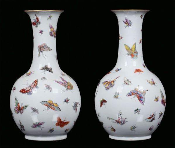 Pair of polychrome Pink Family porcelain vases with butterfly decoration, China, Qing Dynasty, 19th century