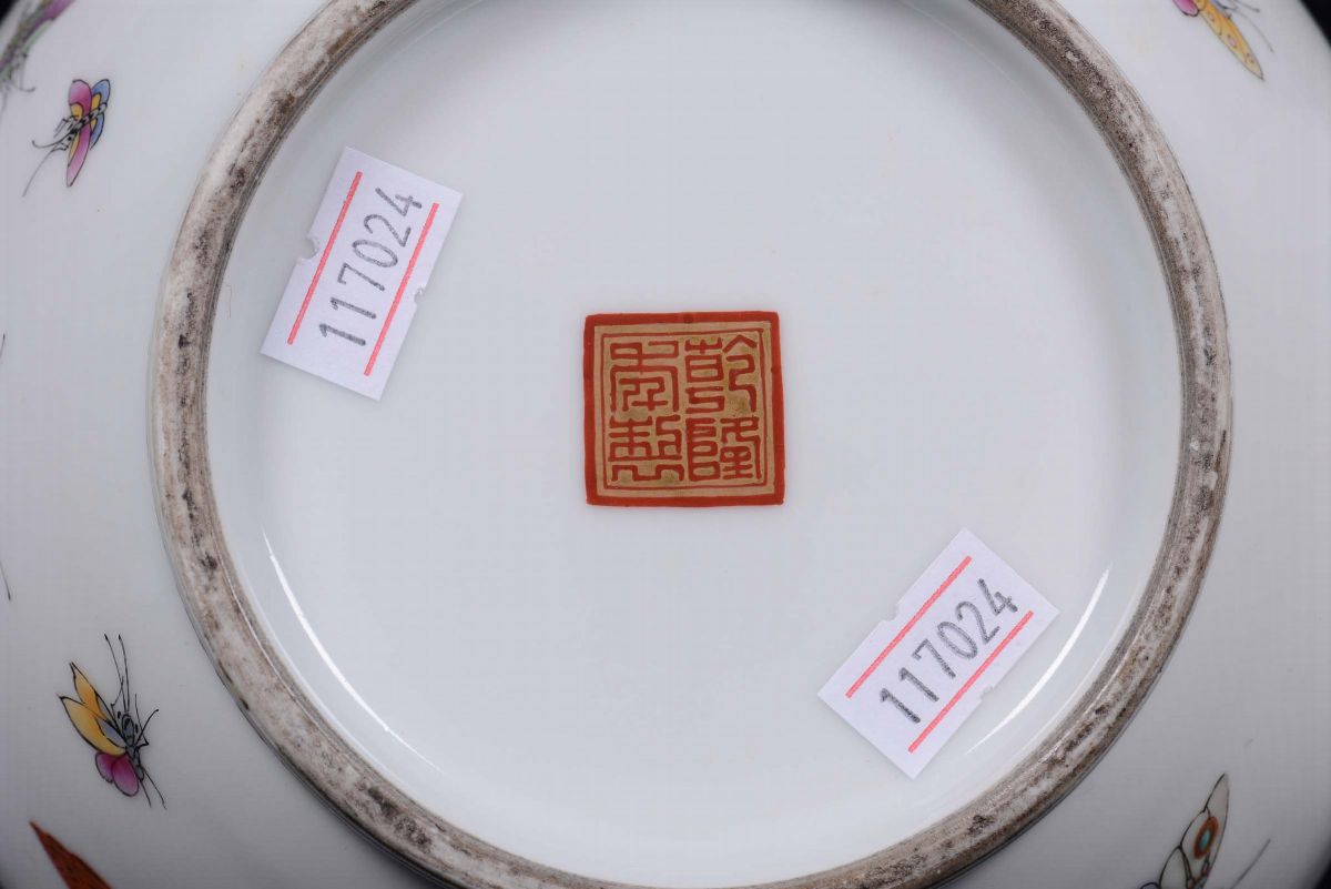 Coppia di Vasi in Porcellana Policroma Famiglia Rosa con Decoro a Farfalle, Cina, Dinastia Qing, ...