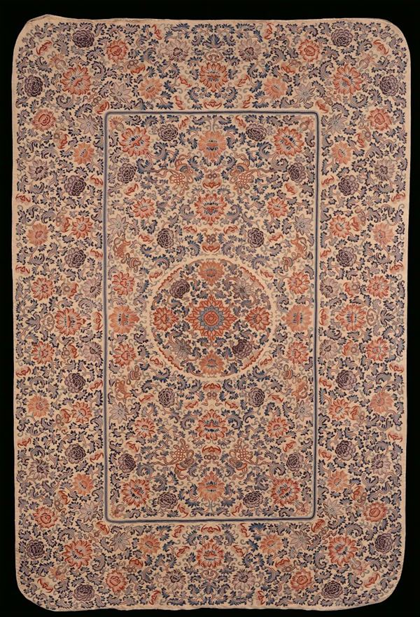 Raro ricamo in seta di manifattura imperiale riccamente decorato con motivi floreali, Cina, Dinastia Qing, Epoca Qianlong ( 1736-1795)