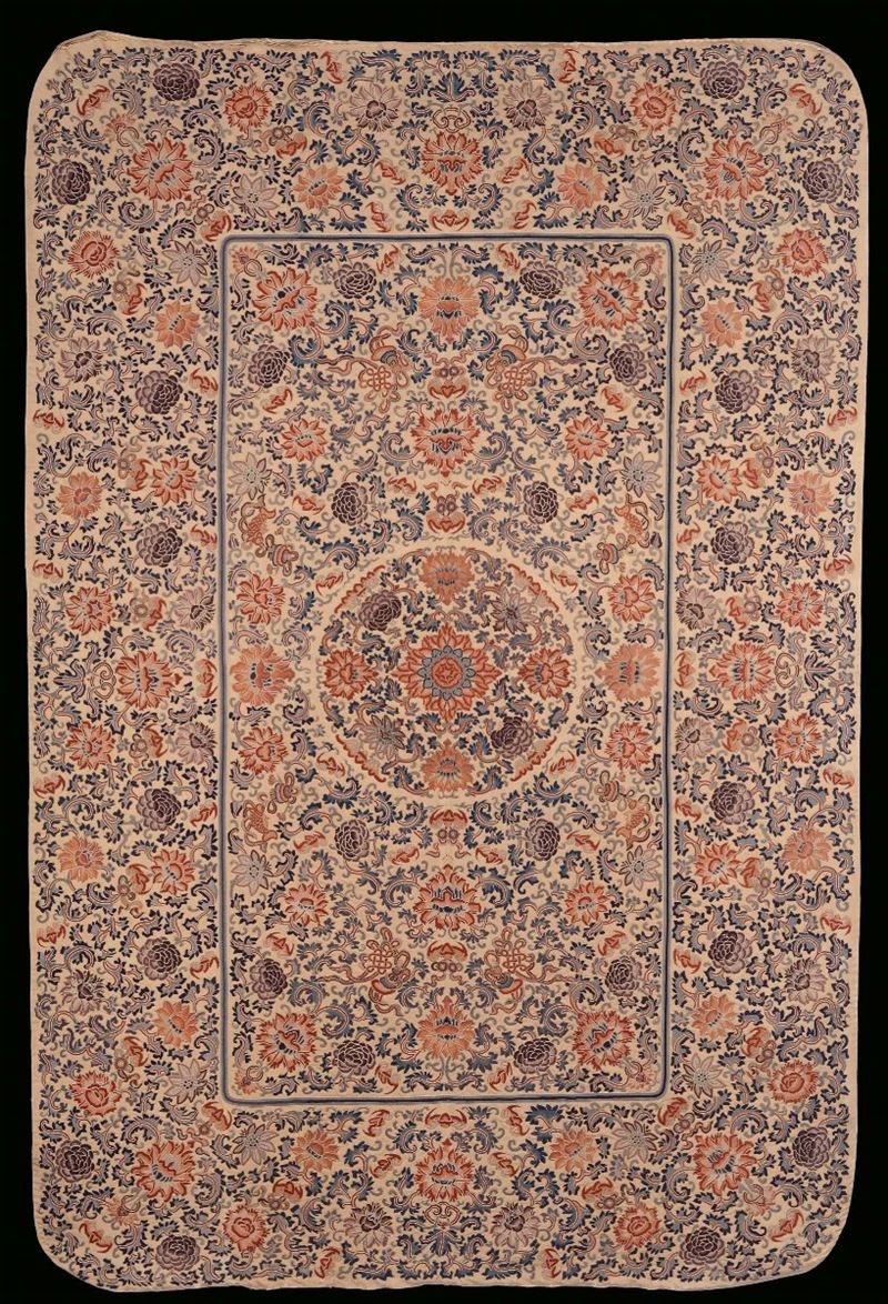 Raro ricamo in seta di manifattura imperiale riccamente decorato con motivi floreali, Cina, Dinastia Qing, Epoca Qianlong ( 1736-1795)  - Asta Fine Chinese Works of Art - Cambi Casa d'Aste