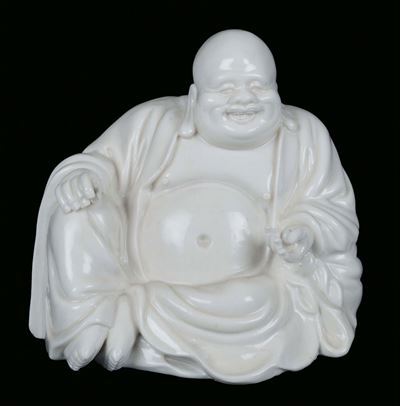 Figura di Budai Seduto in Porcellana Blanc De Chine Dehua, Cina, Dinastia Qing, XVIII Secolo