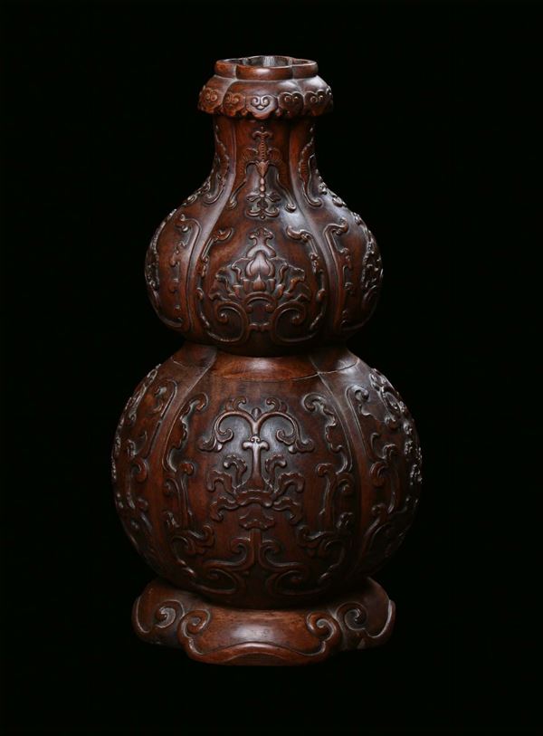 Vaso in legno Homu finemente  intagliato, Cina, Dinastia Qing, Periodo Qianlong (1736-1795)