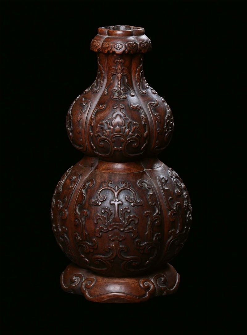 Vaso in legno Homu finemente  intagliato, Cina, Dinastia Qing, Periodo Qianlong (1736-1795)  - Asta Fine Chinese Works of Art - Cambi Casa d'Aste