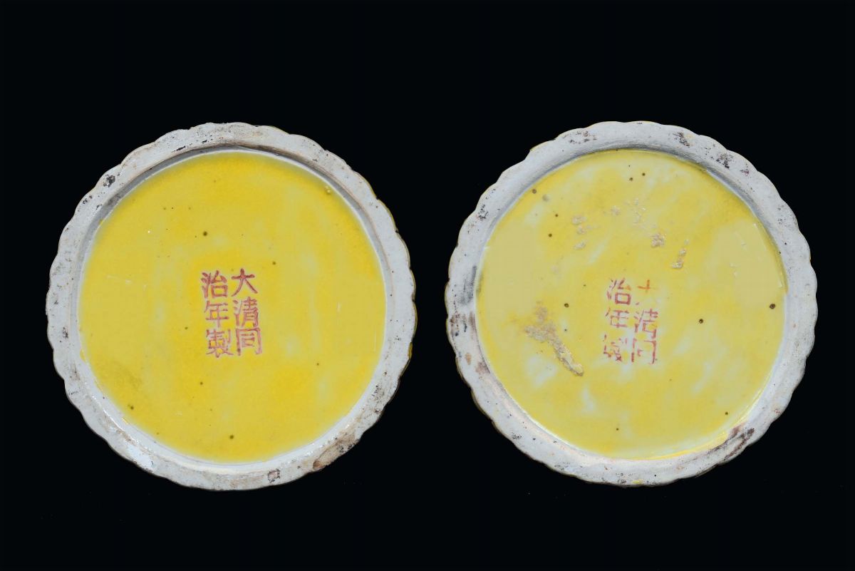 Coppia di Vasi in Porcellana Sagomata a Forma di Bambù con Rilievi di Pesci e Pipistrelli, Cina, ...