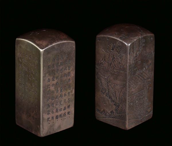 A pair of gilt bronze seals, China, Qing Dynasty, 19th centuryDecorations with ideograms on the sides